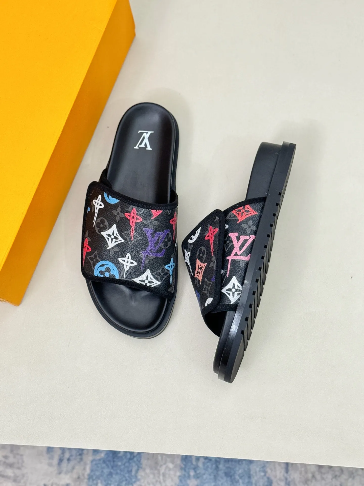 [L Home] P: 340💰Size: 38-45 Top purchasing agent lv men's summer slippers, classic presbyopia with Velcro, soft real leather lining, unique color splicing effect, distinctive personality, fashionable and trendy essential style, light and comfortable. Lightweight and tough rubber insole, micro ridged foam outsole, super comfortable!